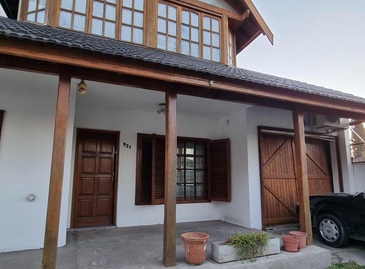 Casa · 200m² · 6 Ambientes · 1 Cochera
