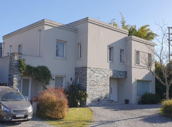 Casa · 245m² · 6 Ambientes