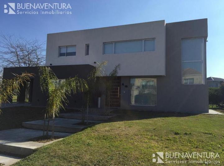 Casa · 240m² · 4 Dormitorios · 2 Cocheras