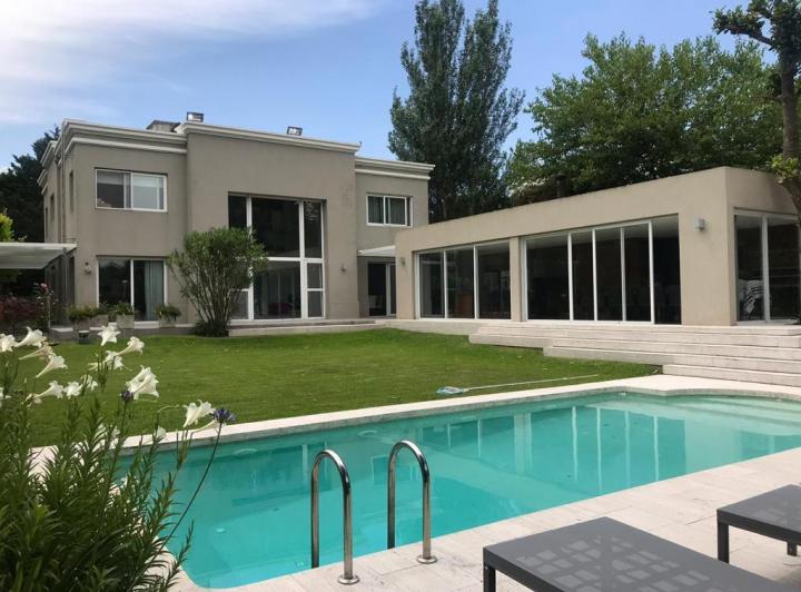 Casa · 500m² · 5 Ambientes · 1 Cochera