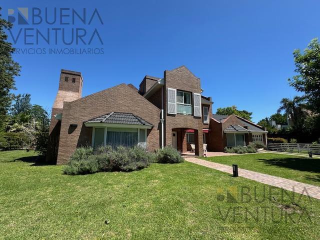Casa · 430m² · 4 Dormitorios · 2 Cocheras