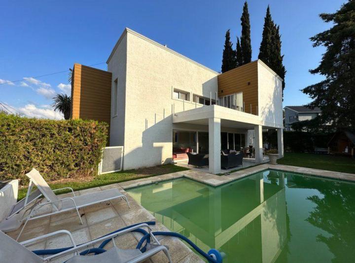 Casa · 165m² · 5 Ambientes · 2 Cocheras