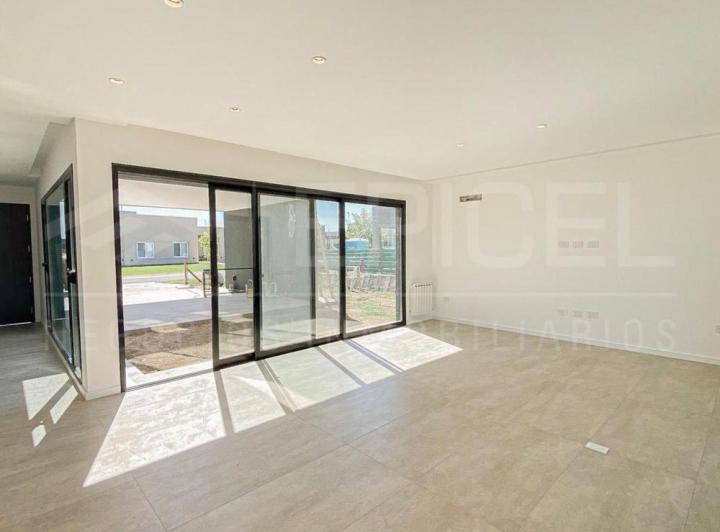 Casa · 215m² · 5 Ambientes · 2 Cocheras