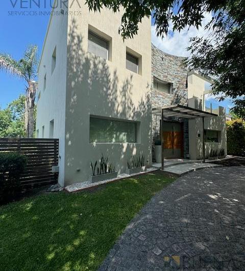 Casa · 400m² · 4 Dormitorios · 2 Cocheras