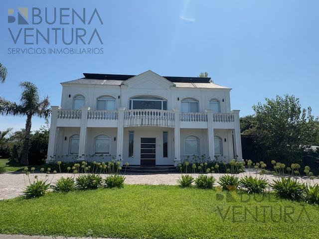 Casa · 310m² · 5 Dormitorios · 2 Cocheras