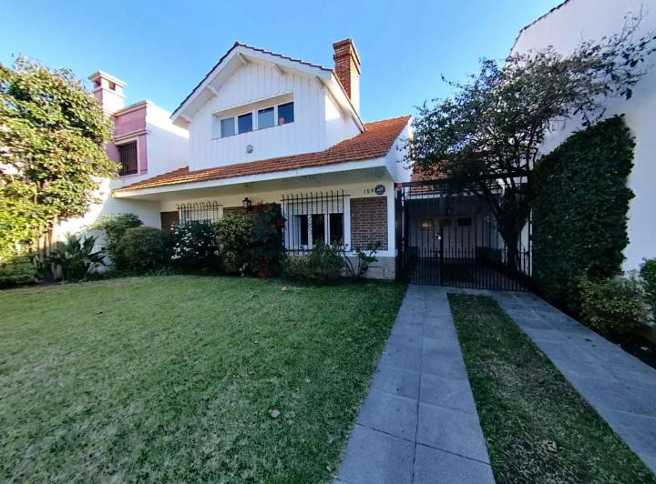 Casa · 747m² · 4 Dormitorios · 4 Cocheras