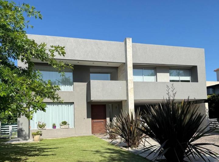 Casa · 340m² · 4 Dormitorios · 2 Cocheras