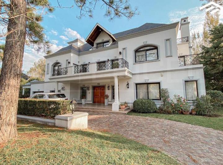 Casa · 600m² · 6 Ambientes · 2 Cocheras