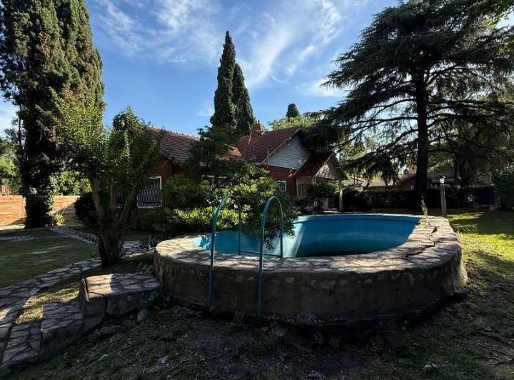 Casa · 200m² · 5 Ambientes · 4 Cocheras