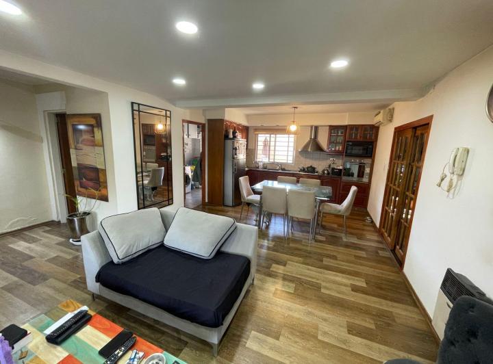 Casa · 141m² · 6 Ambientes · 2 Cocheras