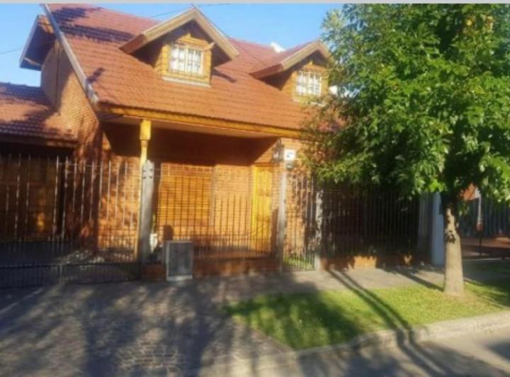Casa · 200m² · 6 Ambientes · 1 Cochera