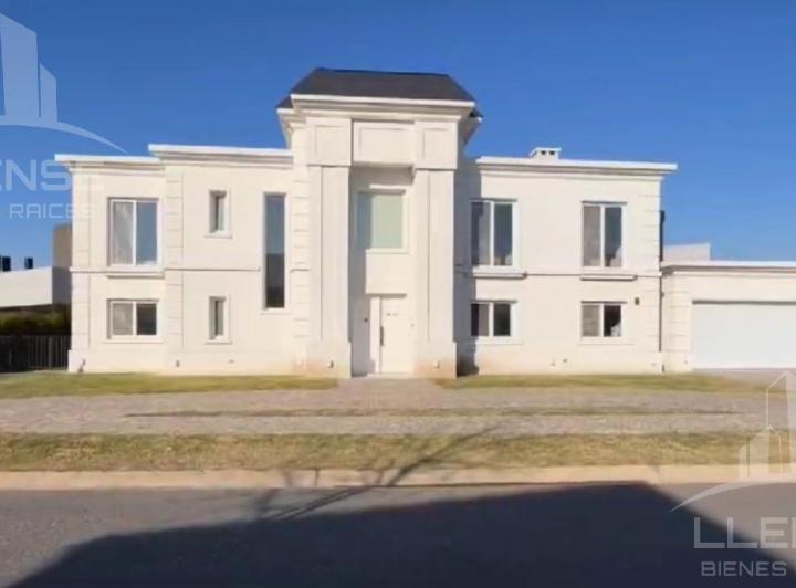 Casa · 300m² · 6 Ambientes · 2 Cocheras