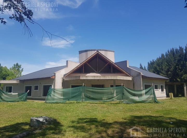 Casa · 370m² · 6 Ambientes · 2 Cocheras