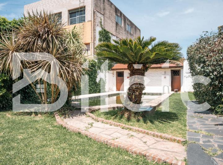 Casa · 297m² · 9 Ambientes · 2 Cocheras