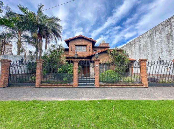 Casa · 332m² · 5 Ambientes · 3 Cocheras
