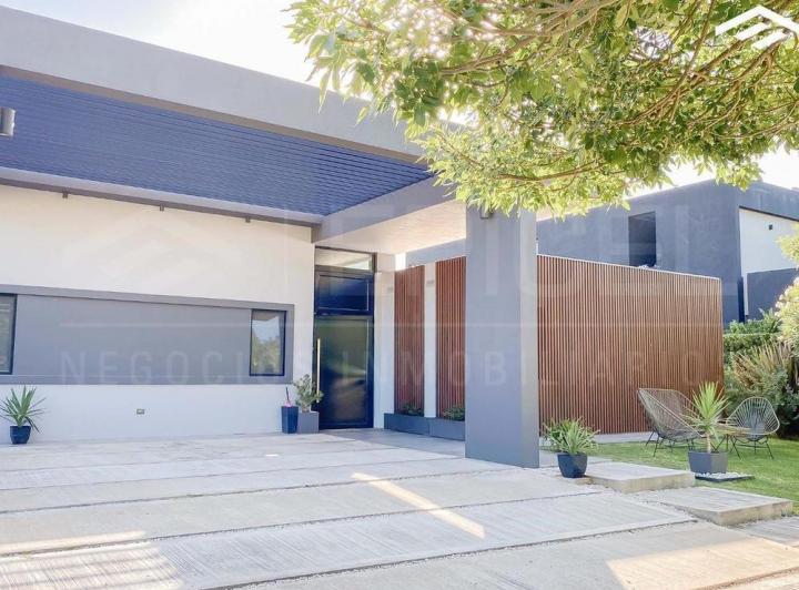 Casa · 225m² · 6 Ambientes · 5 Cocheras