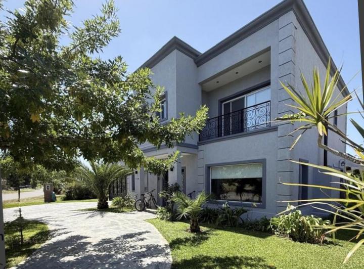 Casa · 250m² · 5 Ambientes · 4 Cocheras