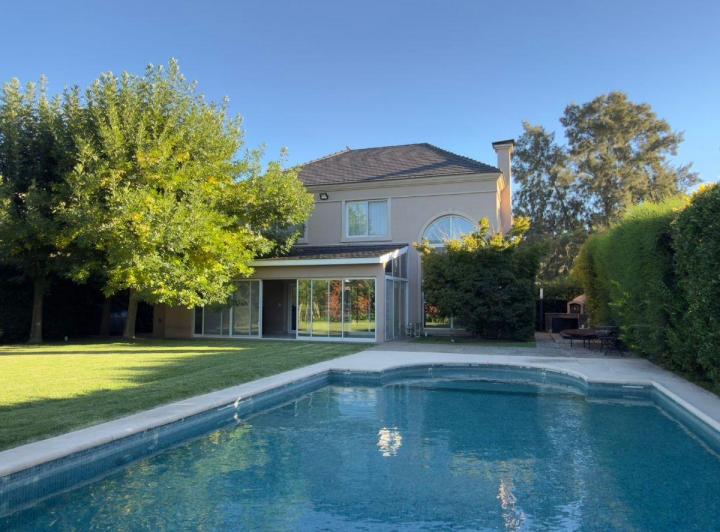 Casa · 320m² · 5 Ambientes · 1 Cochera