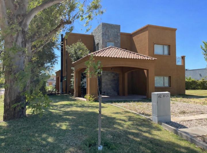 Casa · 227m² · 6 Ambientes · 2 Cocheras