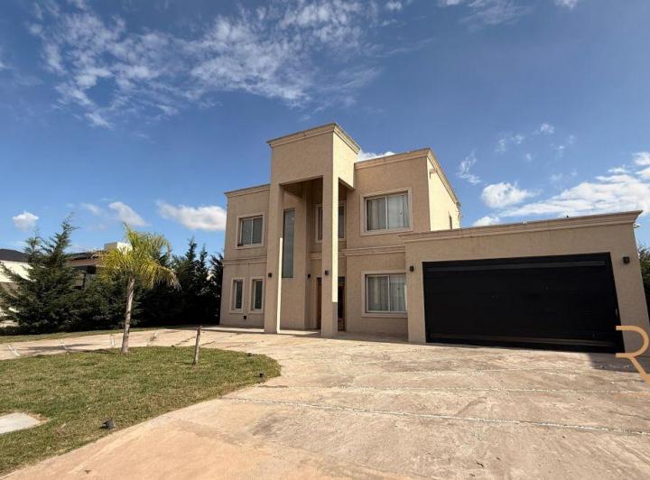 Casa · 280m² · 7 Ambientes · 2 Cocheras