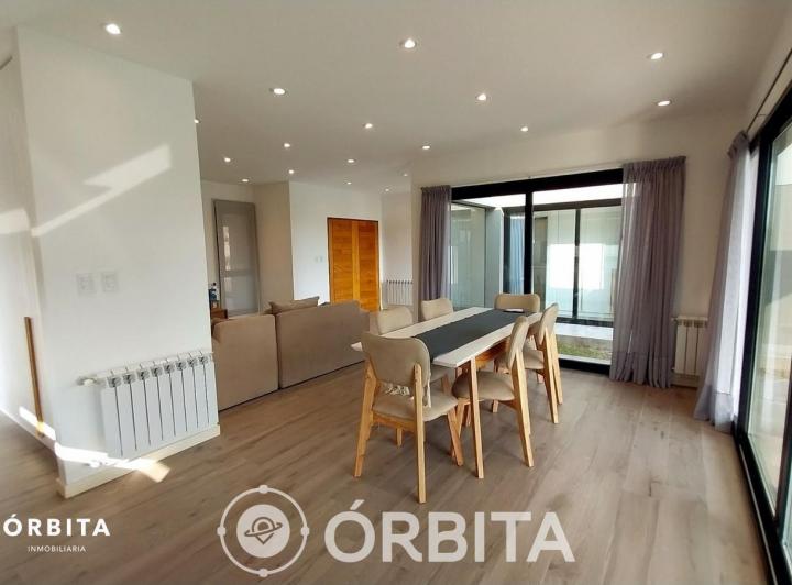 Casa · 640m² · 5 Ambientes · 1 Cochera