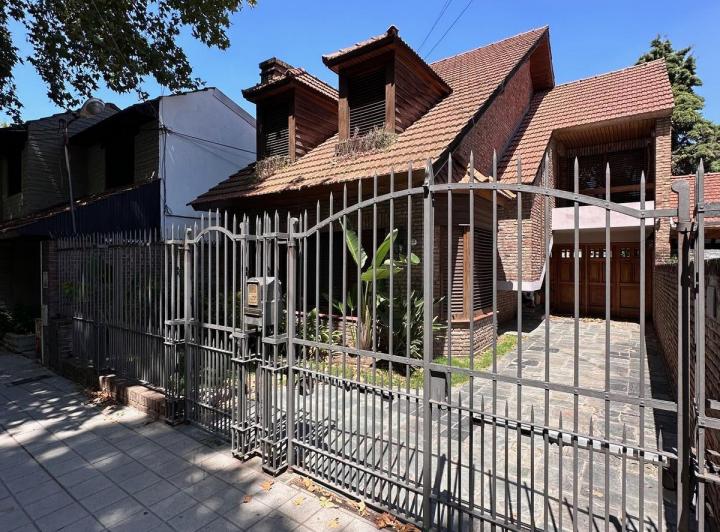 Casa · 212m² · 5 Ambientes · 4 Cocheras