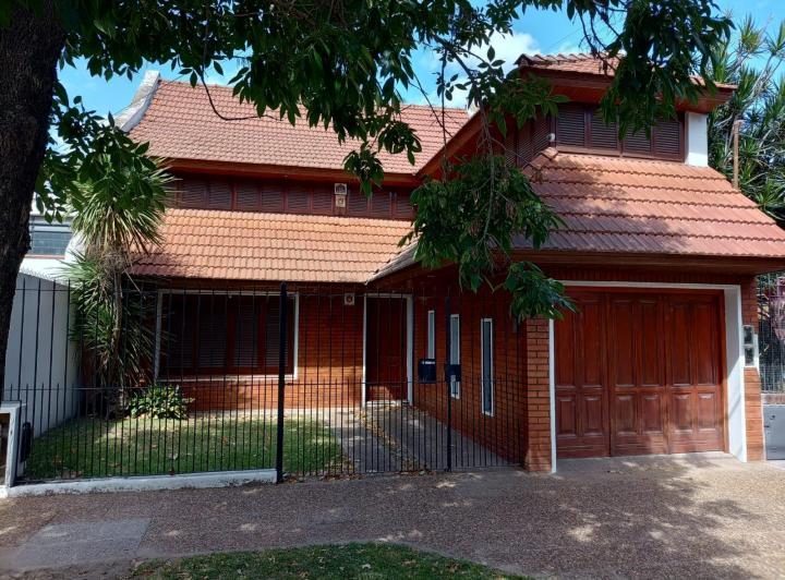 Casa · 240m² · 5 Ambientes · 2 Cocheras