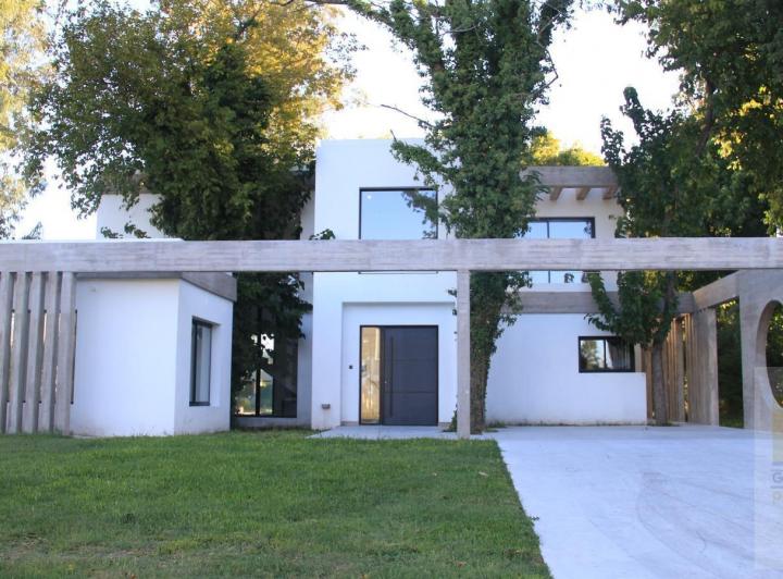 Casa · 247m² · 5 Ambientes · 1 Cochera
