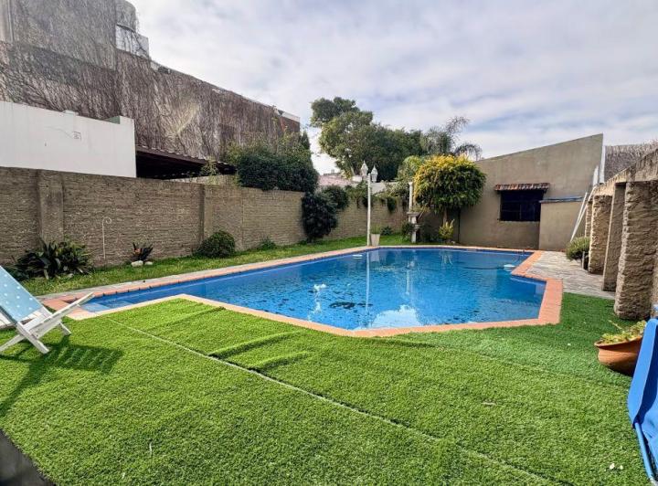 Casa · 338m² · 5 Ambientes · 2 Cocheras