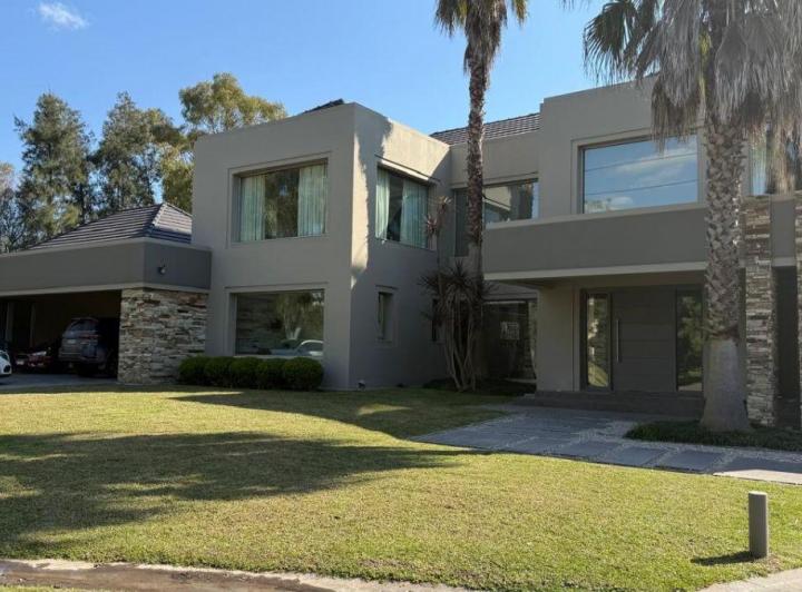 Casa · 850m² · 10 Ambientes · 6 Cocheras