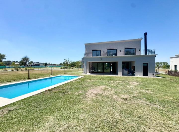 Casa · 195m² · 5 Ambientes · 2 Cocheras