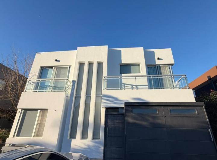 Casa · 250m² · 6 Ambientes · 4 Cocheras