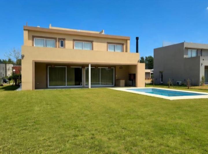 Casa · 230m² · 6 Ambientes · 2 Cocheras