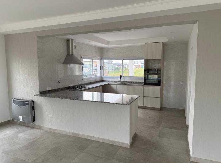 Casa · 200m² · 5 Ambientes · 2 Cocheras