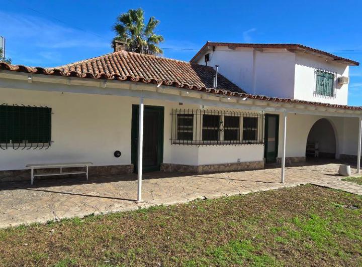 Casa · 253m² · 8 Ambientes · 1 Cochera