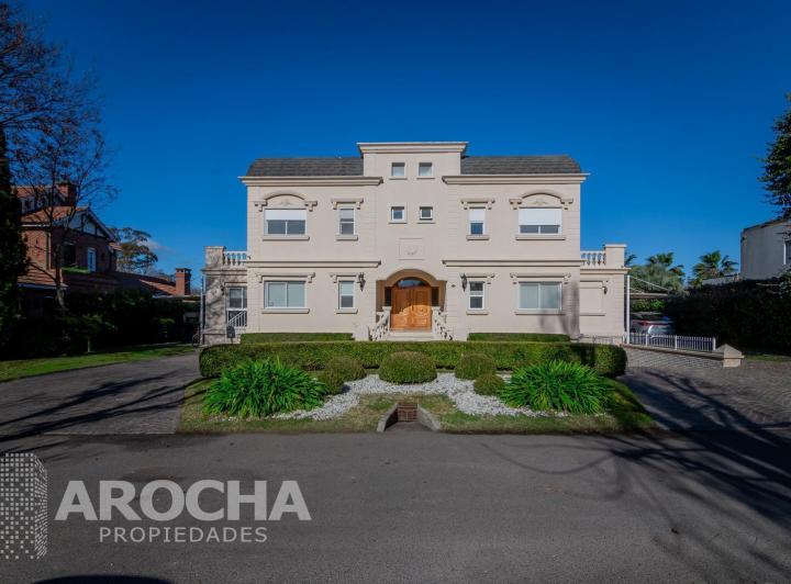 Casa · 510m² · 8 Ambientes · 2 Cocheras