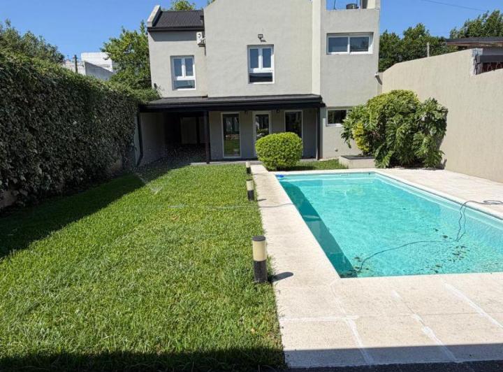 Casa · 251m² · 6 Ambientes · 2 Cocheras