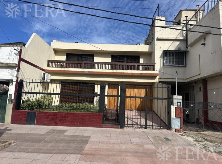 Casa · 240m² · 6 Ambientes · 2 Cocheras