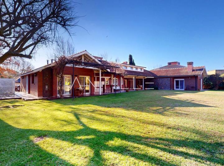Casa · 1950m² · 7 Ambientes · 1 Cochera