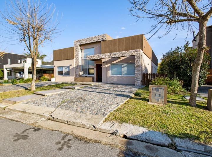 Casa · 237m² · 8 Ambientes · 4 Cocheras