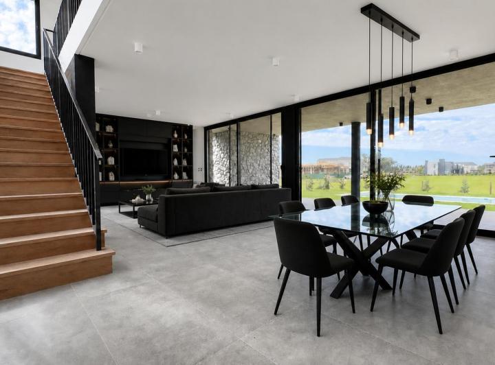 Casa · 216m² · 5 Ambientes · 2 Cocheras