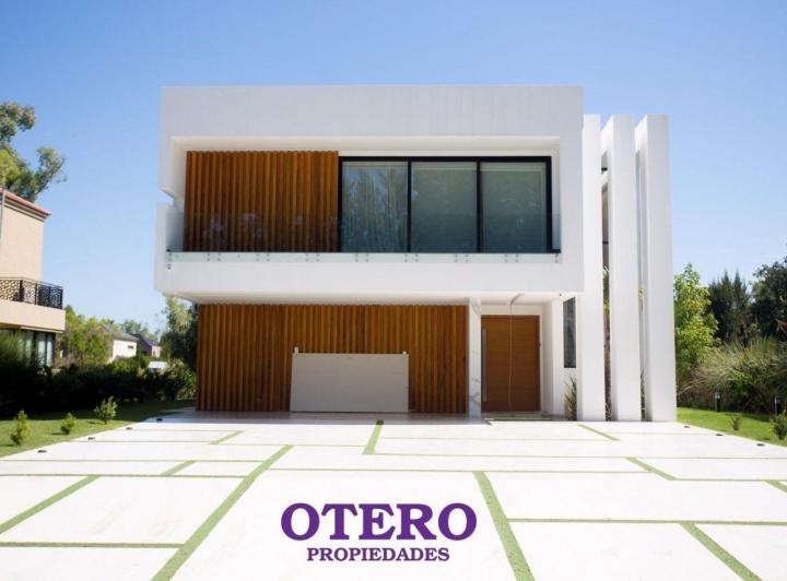 Casa · 290m² · 5 Ambientes · 8 Cocheras