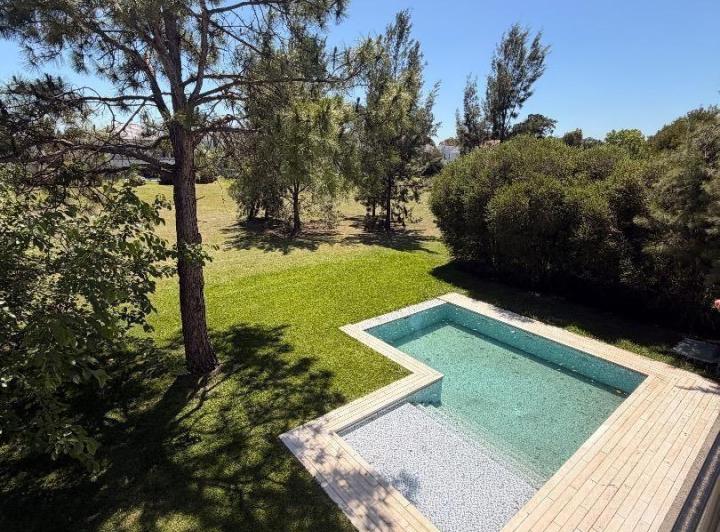 Casa · 248m² · 5 Ambientes · 6 Cocheras