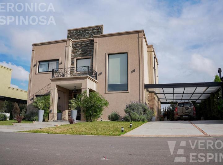 Casa · 162m² · 5 Ambientes · 6 Cocheras
