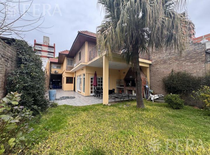 Casa · 250m² · 6 Ambientes · 1 Cochera