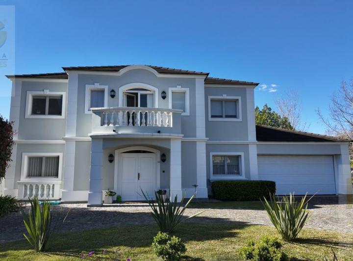 Casa · 250m² · 5 Ambientes · 4 Cocheras