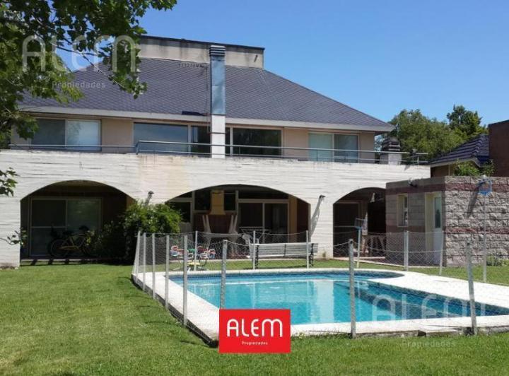 Casa · 200m² · 7 Ambientes · 1 Cochera