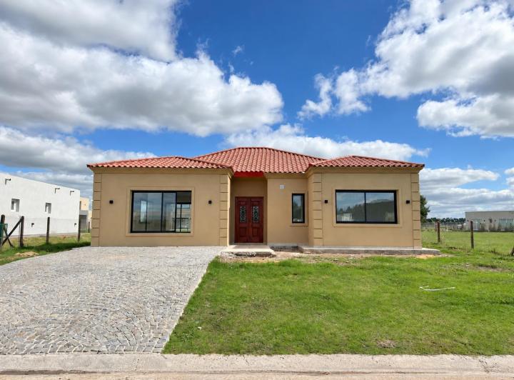 Casa · 135m² · 5 Ambientes · 2 Cocheras