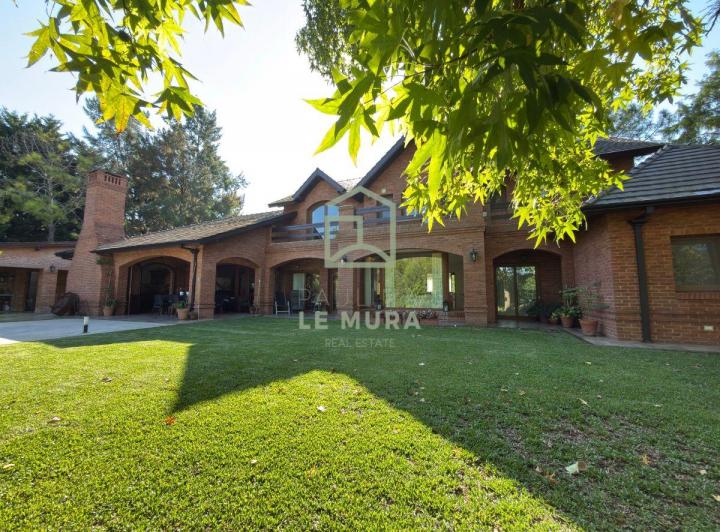 Casa · 500m² · 8 Ambientes · 2 Cocheras