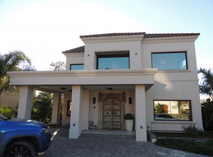 Casa · 400m² · 8 Ambientes · 2 Cocheras